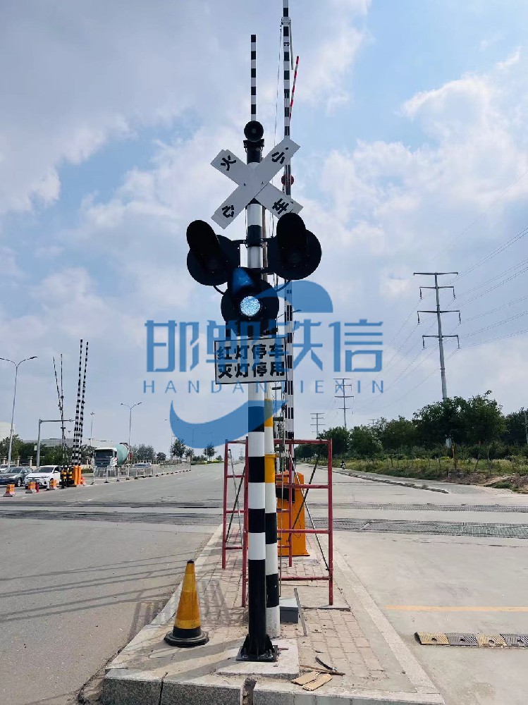 銀川40米大道口改造完成，鐵標(biāo)鋁合金DK.3無(wú)線(xiàn)傳輸信號(hào)機(jī)，12臺(tái)欄木機(jī)聯(lián)動(dòng)控制 